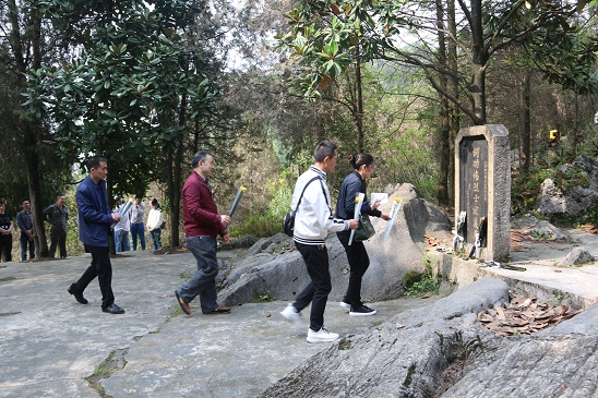 在何功偉烈士就義處開(kāi)展緬懷活動(dòng)