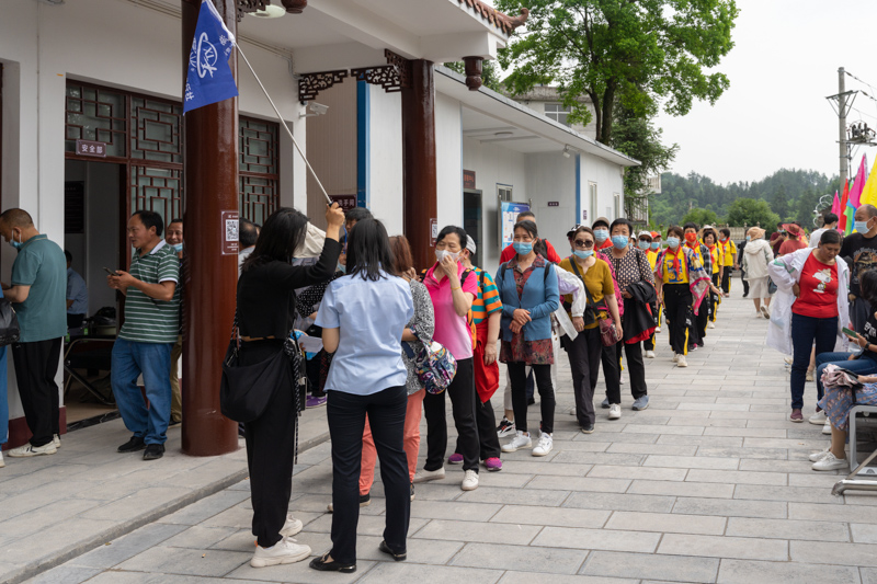 1654045649251994.jpg 絡(luò)繹不絕的游客2.jpg