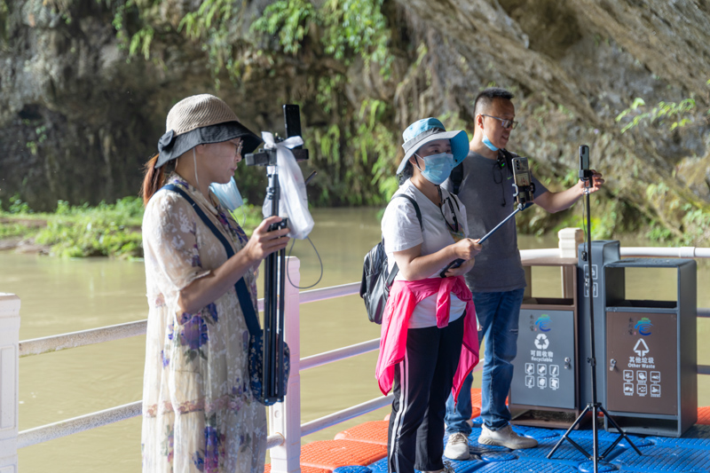 1654045711395478.jpg 主播直播1.jpg