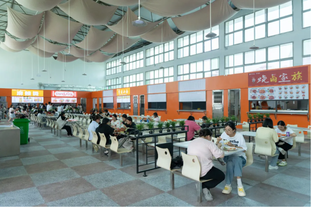 四十天“破繭成蝶”——清恩物業(yè)公司高質量完成恩施職院“兩?！备脑祉椖? width=